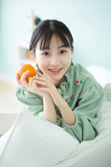 一个吃我乳房一个吃我B
